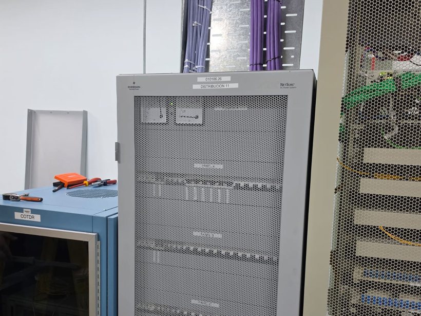 Bastidor terminado en sala, con las bandejas aéreas de cableado ya tendidas por encima.