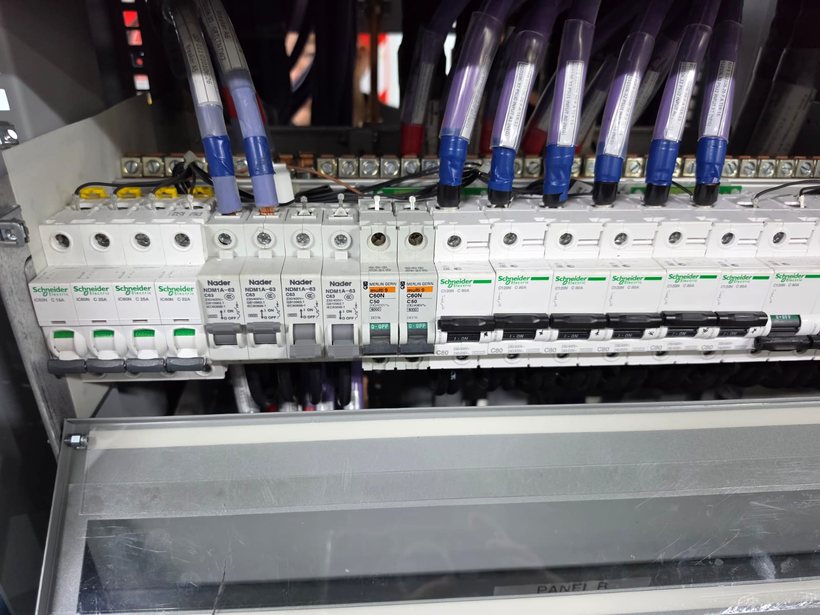 Tablero de distribución con llaves térmicas y las acometidas de energía rotuladas una por una.